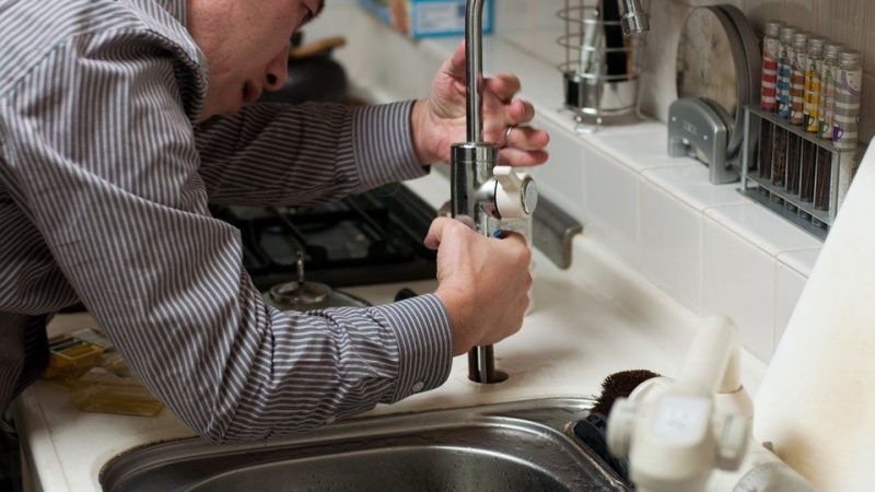 Comment augmenter la pression d’eau de votre robinet